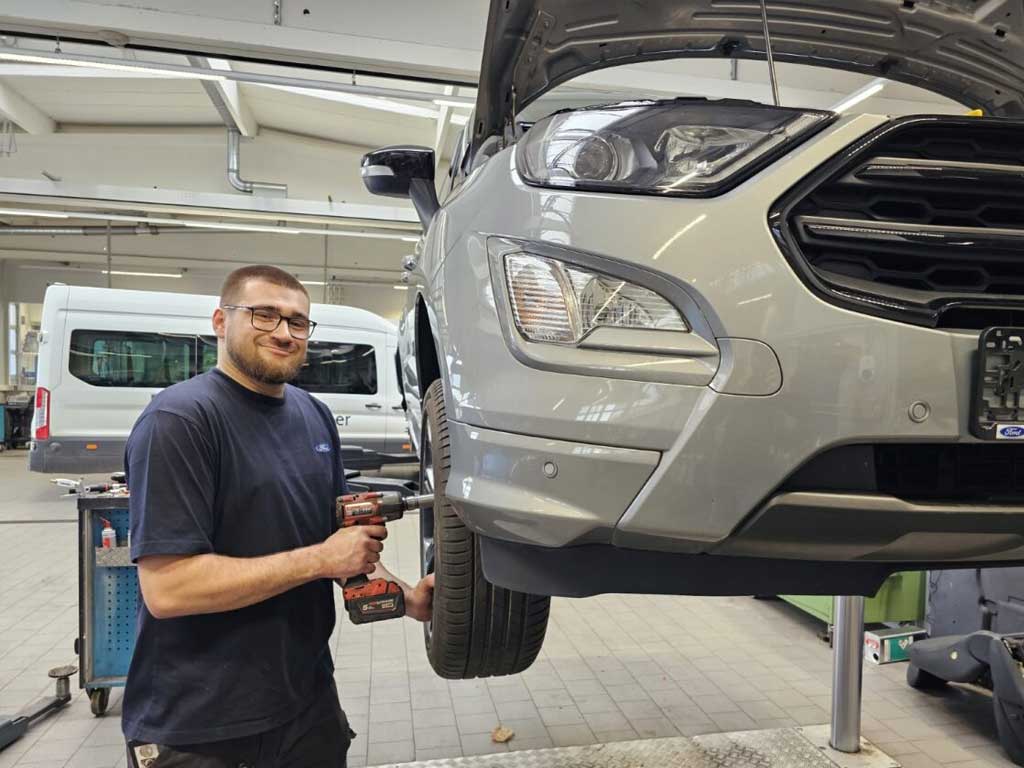 Karosserie- und Fahrzeugbaumechaniker (m/w/d) oder Quereinsteiger (m/w/d) aus dem Automobilbereich